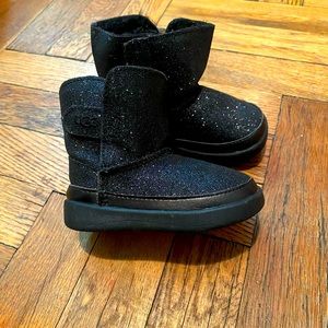 Black Keelan glitter Ugg boot  for babies with velcro opening.